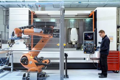 從研發(fā)到運(yùn)維 智能觸控一體機(jī)如何貫穿機(jī)械設(shè)備全生產(chǎn)流程